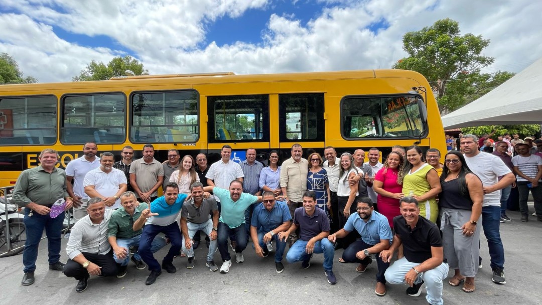 Itiúba investe na educação com a entrega de 4 novos ônibus 0 km para o transporte escolar