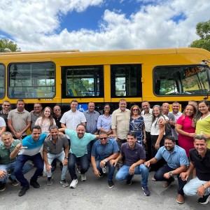 Itiúba investe na educação com a entrega de 4 novos ônibus 0 km para o transporte escolar